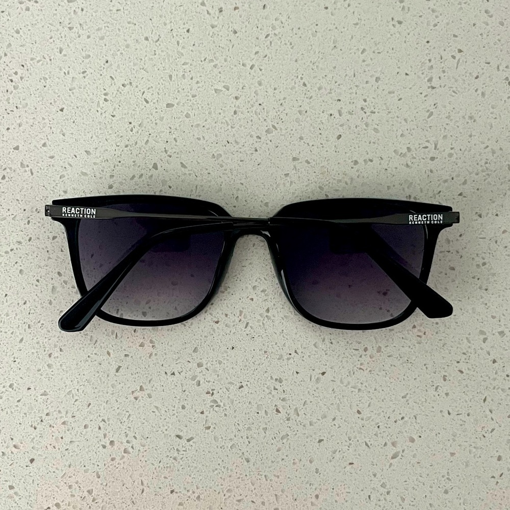 Kenneth Cole Reaction Black Square Sunglasses Like New